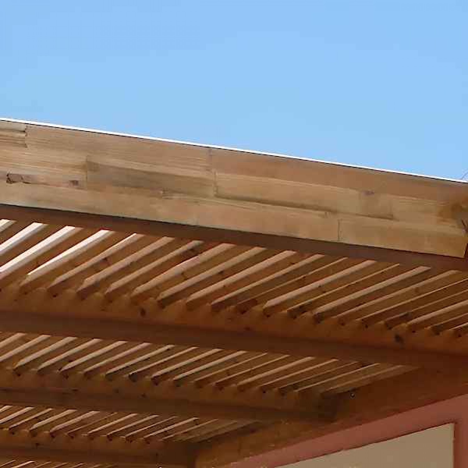 Ξύλινη Πέργκολα Τοίχου 400x600cm με Περσίδες 5,8x2,1cm Εμποτισμένης Ξυλείας - Ξύλινες Πέργκολες σε Τοίχους Σκίασης Περσίδων