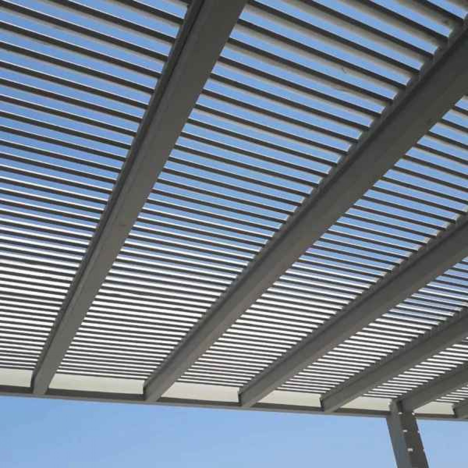 Ξύλινη Πέργκολα Τοίχου 400x600cm με Περσίδες 9,5x2,1cm Εμποτισμένης Ξυλείας - Ξύλινες Πέργκολες σε Τοίχους Σκίασης Περσίδων