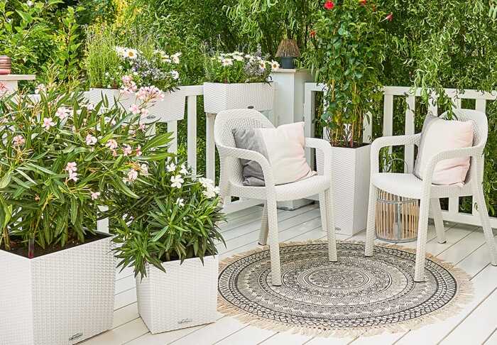 LECHUZA Set of White Chairs & Table