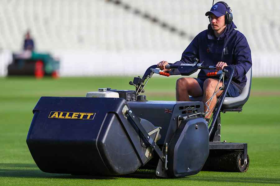 ALLETT TS100/1 Operators Trailing Seat